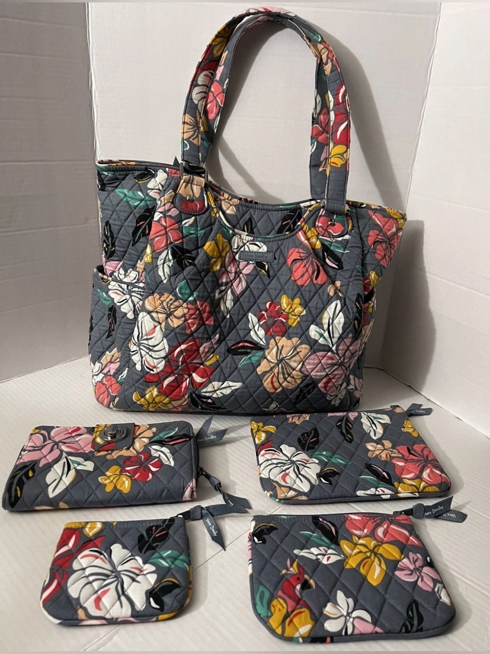Vera Bradley Large Quilted Floral "Coastal Paradise" Patterned Purse Zip set